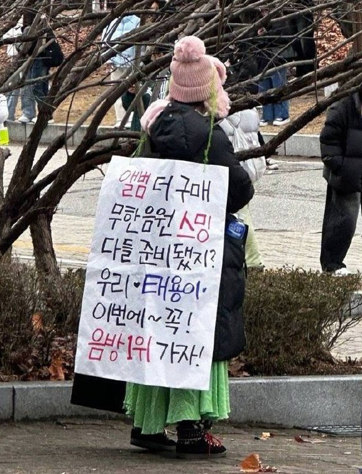 Fan nữ của Taeyong đeo tấm biển tự viết đi khắp nơi để quảng bá sản phẩm mới cho thần tượng