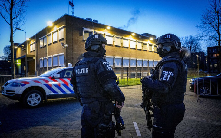 Cảnh sát bên ngoài nơi diễn ra phiên tòa xử trùm ma túy Hà Lan Ridouan Taghi - Ảnh: TELEGRAPH/SHUTTERSTOCK