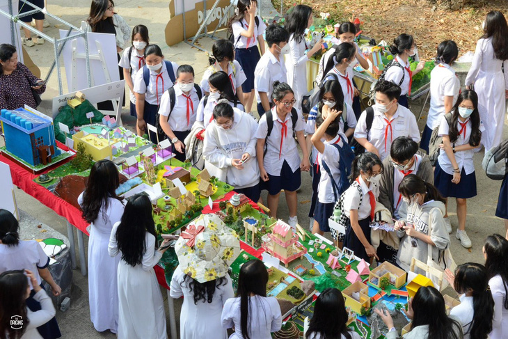 Học sinh lớp 9 tham quan Trường THPT Lê Quý Đôn để chuẩn bị cho kỳ tuyển sinh lớp 10 - Ảnh: MỸ DUNG