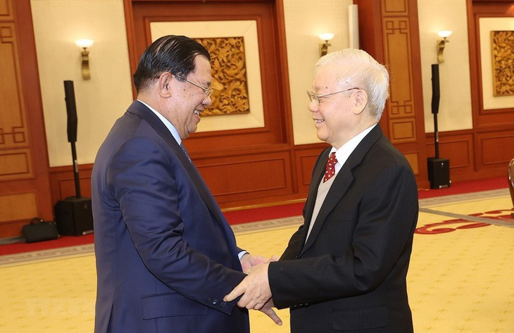 Tổng bí thư Nguyễn Phú Trọng tiếp ông Hun Sen tại Hà Nội hồi tháng 2-2023 - Ảnh: TTXVN