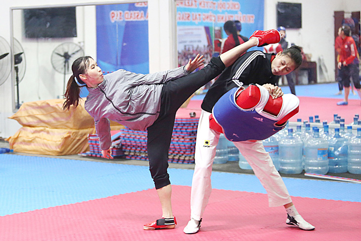 Trương Thị Kim Tuyền (trái) nỗ lực tập luyện với mục tiêu đoạt vé dự Olympic 2024 - Ảnh: H.TÙNG
