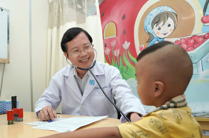 TS BS. Nguyễn Huy Luân thăm khám và tư vấn tiêm chủng cho bệnh nhi
