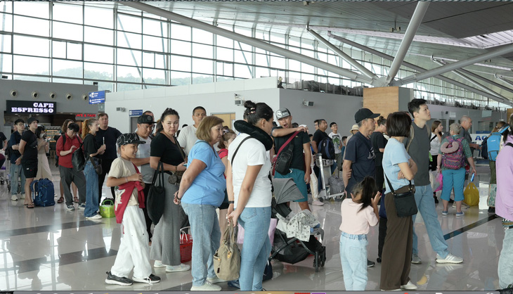Gần 300 khách Đài Loan bị bỏ rơi ở Phú Quốc làm thủ tục bay về nhà vào ngày 14-2 - Ảnh: H.DUNG