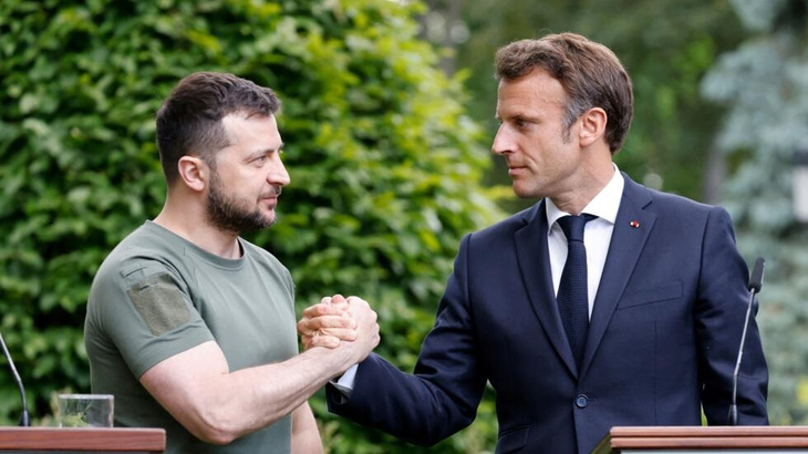 Tổng thống Ukraine Volodymyr Zelensky (trái) và Tổng thống Pháp Emmanuel Macron - Ảnh: AFP
