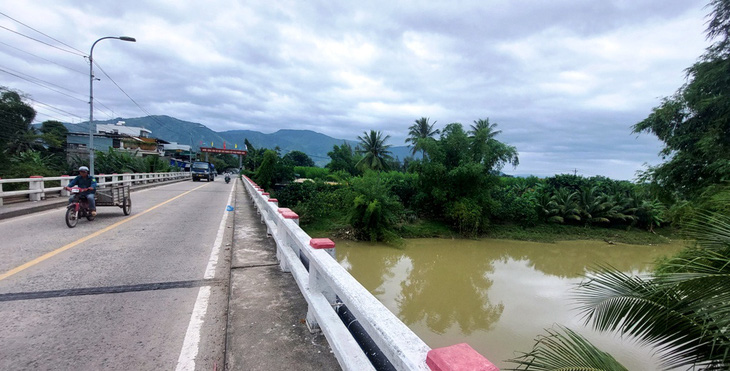 Sông Suối Dầu tại xã Suối Cát (huyện Cam Lâm) theo qui hoạch đô thị mới Cam Lâm sẽ liên kết với biển Đông qua kênh Thủy Triều sẽ đào từ Bãi Dài tại bán đảo Cam Ranh để hình thành 