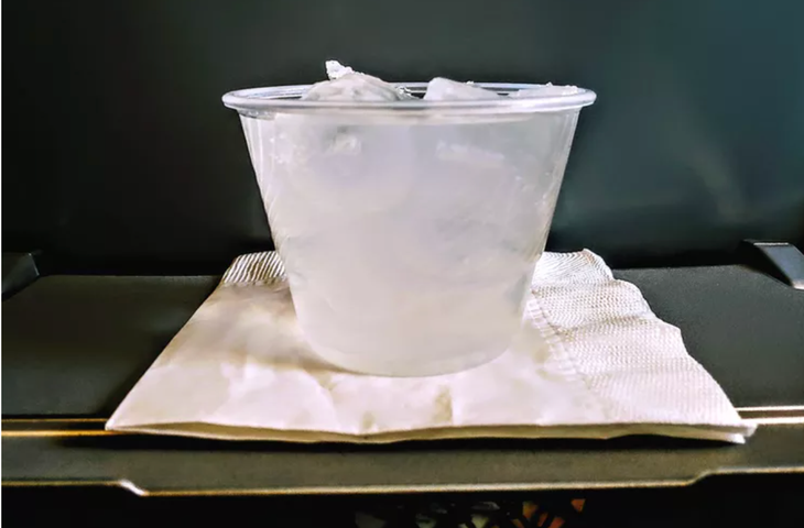 Nước đá trên máy bay chứa nhiều vi khuẩn gây hại cho con người - Ảnh: GETTY IMAGES