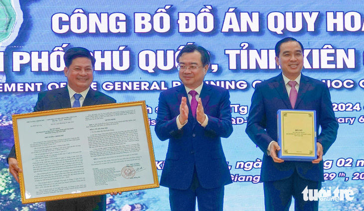 Ông Nguyễn Thanh Nghị - bộ trưởng Bộ Xây dựng - trao quyết định đồ án quy hoạch chung TP Phú Quốc đến năm 2040 - Ảnh: CHÍ CÔNG