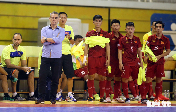 HLV Miguel Rodrigo khi dẫn dắt đội tuyển futsal Việt Nam - Ảnh: N.K.