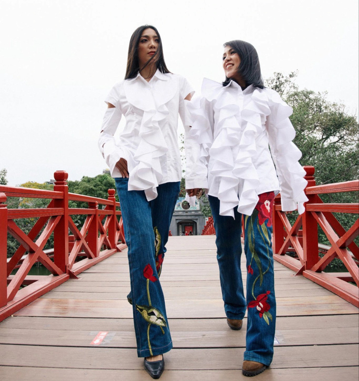Họa tiết hoa sen trên quần jeans của nhà thiết kế Chu Thị Hồng Anh - Ảnh: NVCC