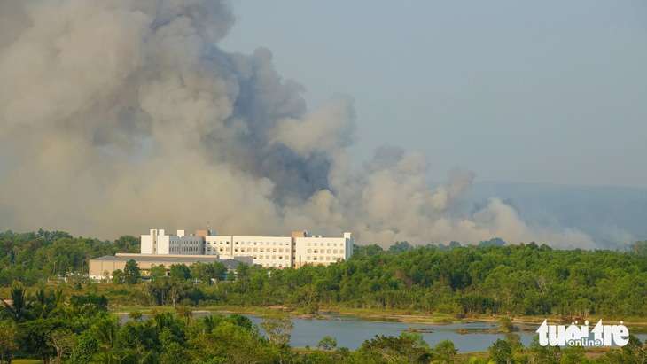 Cháy một khu đất nông nghiệp của người dân ở xã Cửa Dương (TP Phú Quốc) nhưng mọi người đứng xa khoảng 1km vẫn thấy cột khói bay lên rất cao - Ảnh: CHÍ CÔNG