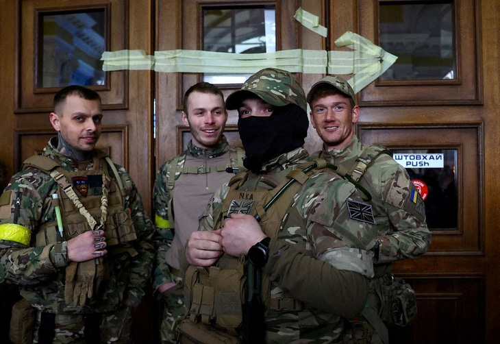 Bốn tình nguyện viên người Anh sang Ukraine tham chiến hồi tháng 3-2022 - Ảnh: REUTERS