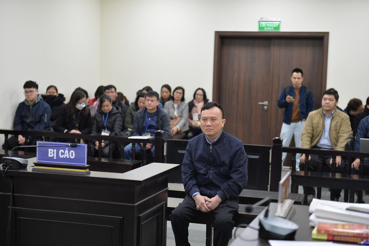 Bị cáo Lê Minh Tuyến - cựu trưởng phòng tài chính, CDC Hà Nội - tại phiên tòa sáng 29-2 - Ảnh: GIANG LONG