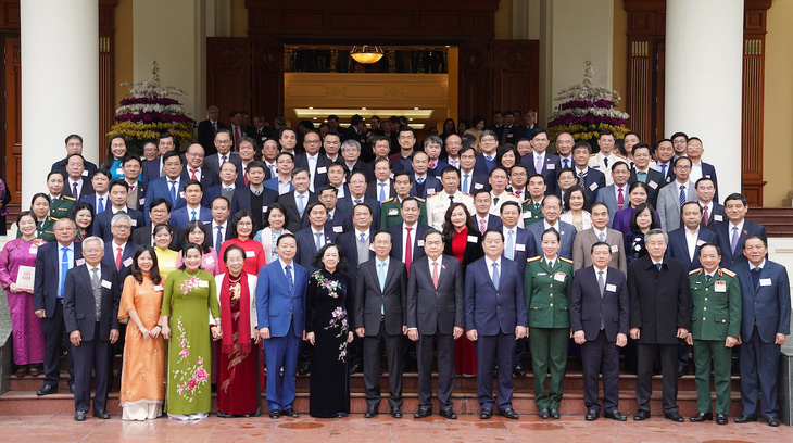 Chủ tịch nước và các lãnh đạo chụp ảnh cùng đại biểu tham dự - Ảnh: GIA HÂN