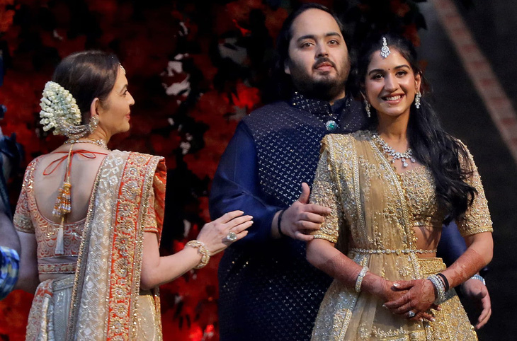 Chú rể Anant Ambani và cô dâu Radhika Merchant trong lễ đính hôn ở Mumbai, Ấn Độ - Ảnh: REUTERS