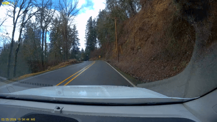 Camera hành trình ghi lại cảnh chiếc Honda CR-V lao thẳng xuống vách núi 60 mét - Ảnh cắt từ video, nguồn: Oregon State Police