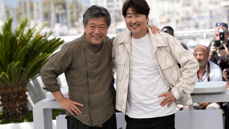 Đạo diễn Kore-eda Hirokazu và diễn viên Song Kang Ho - nam chính trong Broker (Người môi giới) phát hành năm 2022 và gây tiếng vang lớn.