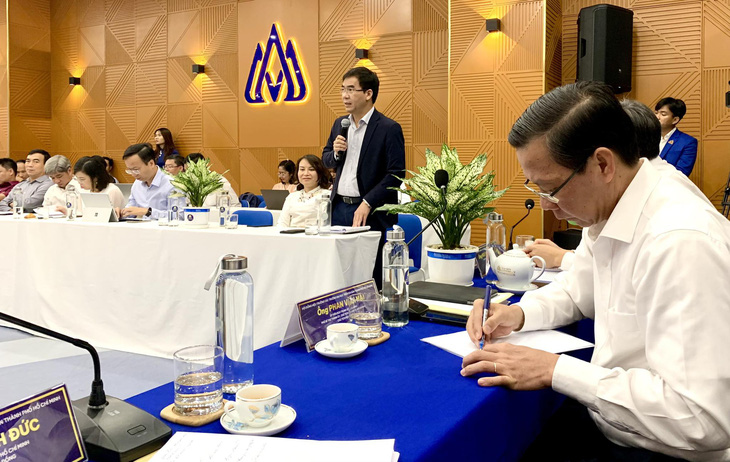 Ông Phan Văn Mãi ghi nhận ý kiến phát biểu của hiệu trưởng các trường đại học tại hội nghị sáng 29-2 - Ảnh: TRẦN HUỲNH