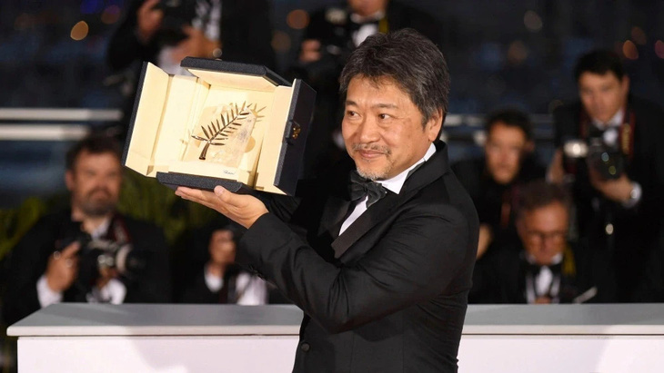 Đạo diễn Kore-eda Hirokazu được xem như báu vật của điện ảnh Nhật Bản, là &quot;cha đẻ&quot; của nhiều bộ phim nổi tiếng thế giới.