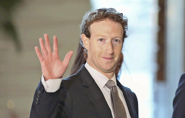 Tỉ phú Zuckerberg vẫy tay chào trước khi vào Văn phòng thủ tướng Nhật tại Tokyo vào hôm 27-2  - Ảnh: Yomiuri Shimbun