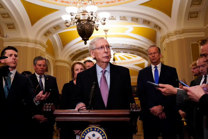Lãnh đạo phe thiểu số Cộng hòa tại Thượng viện Mỹ, ông Mitch McConnell, phát biểu trước báo giới sau cuộc họp tại Nhà Trắng, ngày 27-2 - Ảnh: REUTERS