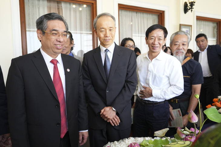 Phó Bí thư Thành ủy, Trưởng ban Tổ chức Thành ủy TP.HCM Nguyễn Phước Lộc (trái) cùng Tổng lãnh sự Nhật tại TP.HCM Ono Masuo (thứ 2 từ trái qua) tham quan các gian hàng hoạt động kết nối tại sự kiện - Ảnh: HỮU HẠNH
