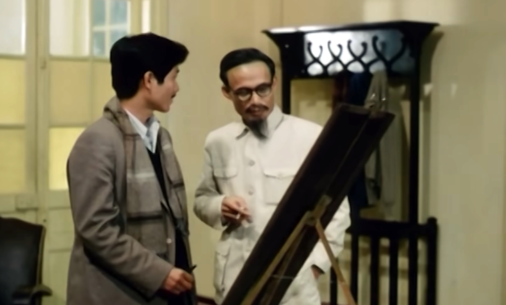 Nhân vật Bác Hồ (do diễn viên Tiến Hợi đóng) và chàng họa sĩ (Quốc Tuấn) trong phim Hà Nội mùa đông năm 46 - Ảnh: Chụp màn hình