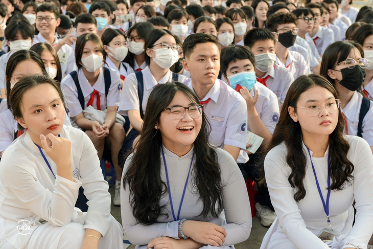 Học sinh nghe tư vấn tuyển sinh lớp 10 tại Trường THPT Lê Quý Đôn, quận 3, TP.HCM - Ảnh: MỸ DUNG