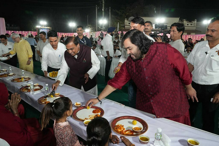 Con trai tỉ phú Mukesh Ambani (áo đỏ) tiếp khách trong bữa tiệc mừng ở Jamnagar - Ảnh: AFP