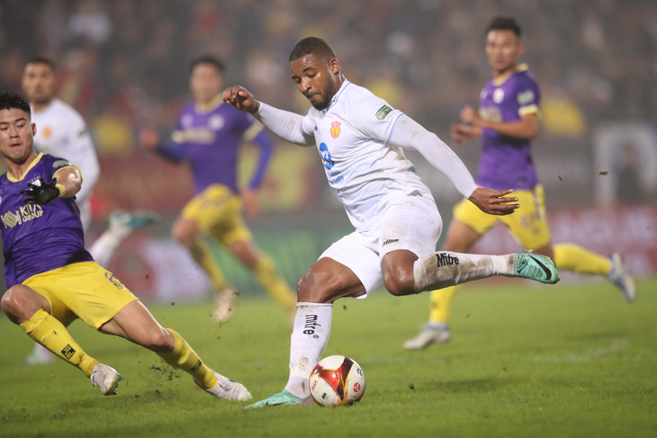 Pha solo vượt qua 2 hậu vệ và ghi bàn của Rafaelson giúp CLB Nam Định thắng 3-2 trước CLB Hà Nội ở vòng 11 V-League 2023 - 2024 tối 28-2 - Ảnh: NĐFC