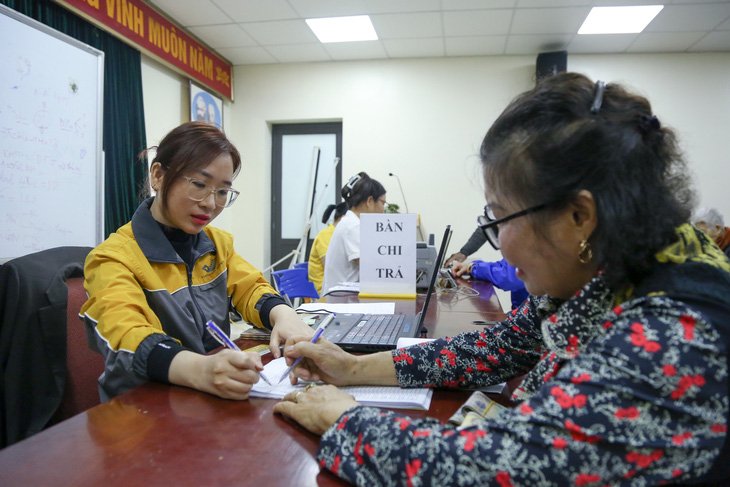 Nhân viên bưu điện chi trả lương hưu cho người cao tuổi tại Thanh Trì, Hà Nội - Ảnh: HÀ QUÂN