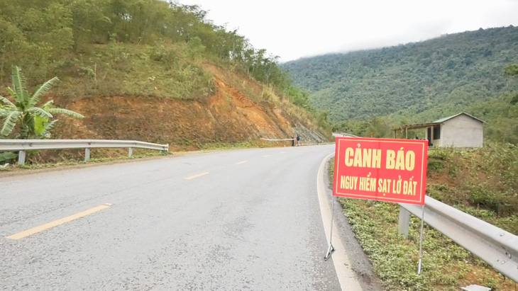 UBND xã Tân Phúc, huyện Lang Chánh (Thanh Hóa) đã cắm biển cảnh báo sạt lở đất đá ngay chân dốc Sáp Ong, trên tuyến quốc lộ 15A - Ảnh: CTV