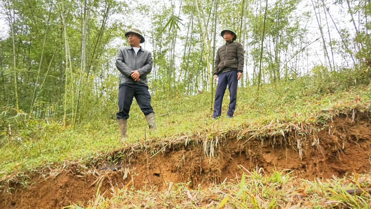 Lãnh đạo UBND huyện Lang Chánh (Thanh Hóa) kiểm tra các vết nứt lớn trên đồi Nhà Lá, cạnh chân dốc Sáp Ong trên quốc lộ 15A - Ảnh: CTV