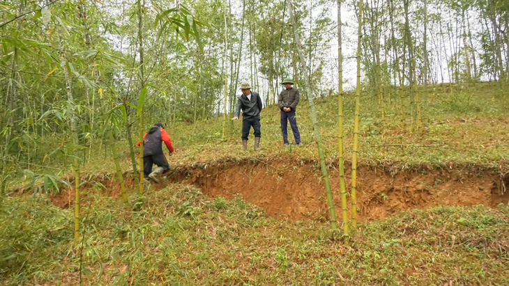 Tại đồi Nhà Lá cạnh chân dốc Sáp Ong trên quốc lộ 15A, thuộc địa bàn xã Tân Phúc và Đồng Lương, huyện Lang Chánh (Thanh Hóa) đang xuất hiện nhiều vết nứt lớn - Ảnh: CTV