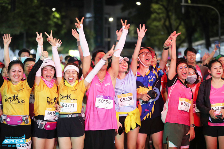 Hình ảnh các vận động viên tham dự Giải VnExpress Marathon Ho Chi Minh City Midnight 2023 - Ảnh: TVC