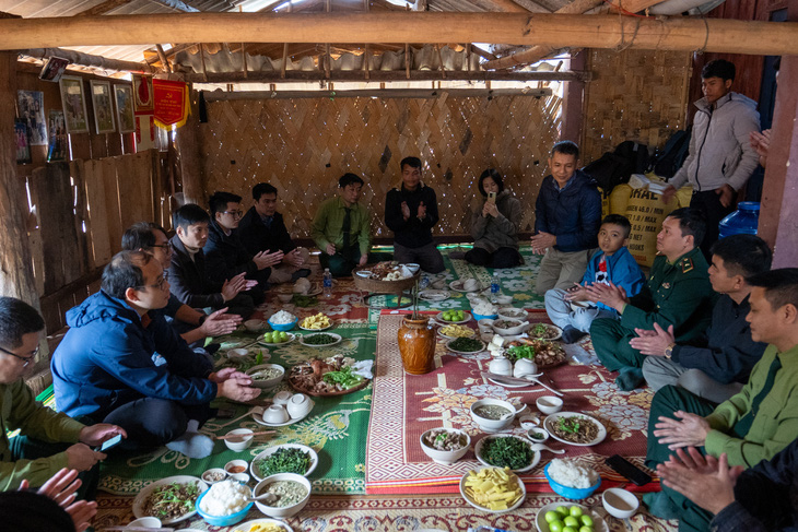 Tham gia hành trình, du khách có cơ hội thưởng thức ẩm thực truyền thống của đồng bào tại Bản Tuộc