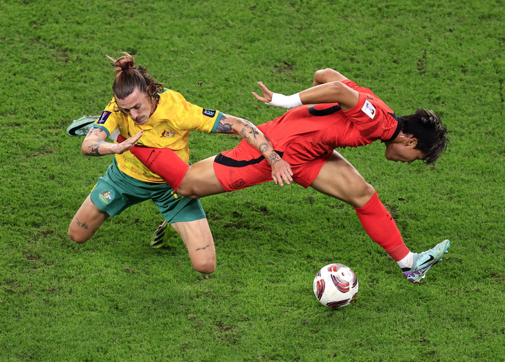 Tuyển Úc (trái) không thể vượt qua tuyển Hàn Quốc ở tứ kết Asian Cup 2023 - Ảnh: REUTERS
