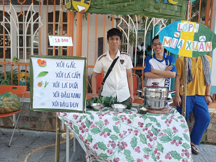 Các thành viên tự thiết kế và bày bán các món ăn, đồ lưu niệm tại chợ Tết - Ảnh: QUANG HIẾU