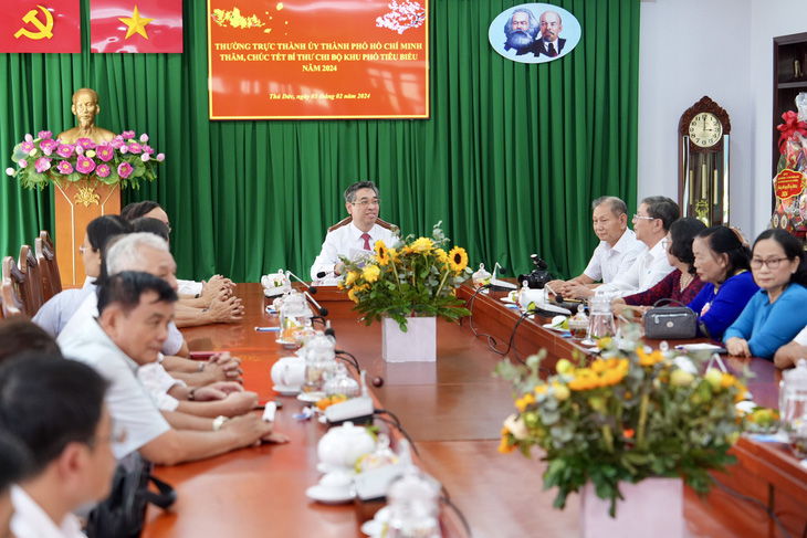 Phó bí thư Thành ủy TP.HCM Nguyễn Phước Lộc điểm lại những kết quả nổi bật trong hoạt động của từng bí thư khu phố tiêu biểu tại chương trình - Ảnh: HỮU HẠNH