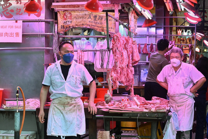 Thịt heo bán chậm trong mùa Tết năm nay ở Trung Quốc bất chấp giá giảm mạnh - Ảnh: AFP