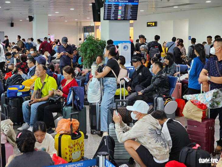 Rất đông hành khách từ TP.HCM đi Vinh, Buôn Ma Thuột, Huế… ngồi chờ la liệt vì bị delay - Ảnh: THU DUNG