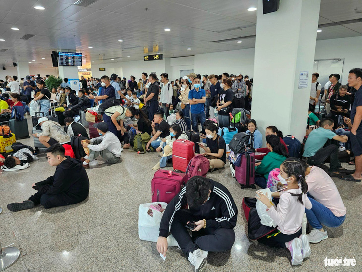 Nhà chờ sân bay Tân Sơn Nhất sáng 3-2 la liệt khách chờ như đi tàu chợ - Ảnh: THU DUNG