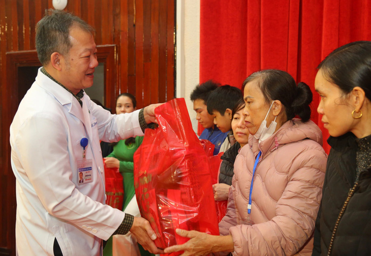 Ông Dương Đức Hùng, giám đốc Bệnh viện Hữu nghị Việt Đức trao quà tặng người bệnh tại ngày hội &quot;Xuân yêu thương - Tết sẻ chia&quot; - Ảnh: BVCC