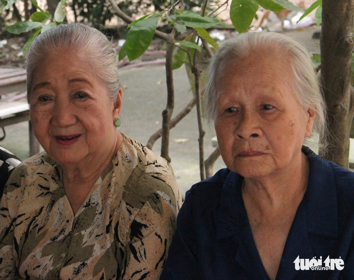 Nghệ sĩ Ngọc Đáng (bìa phải) và cố nghệ sĩ Thiên Kim, người mà bà Ngọc Đáng xem như bạn thân tại Viện dưỡng lão nghệ sĩ - Ảnh: LINH ĐOAN