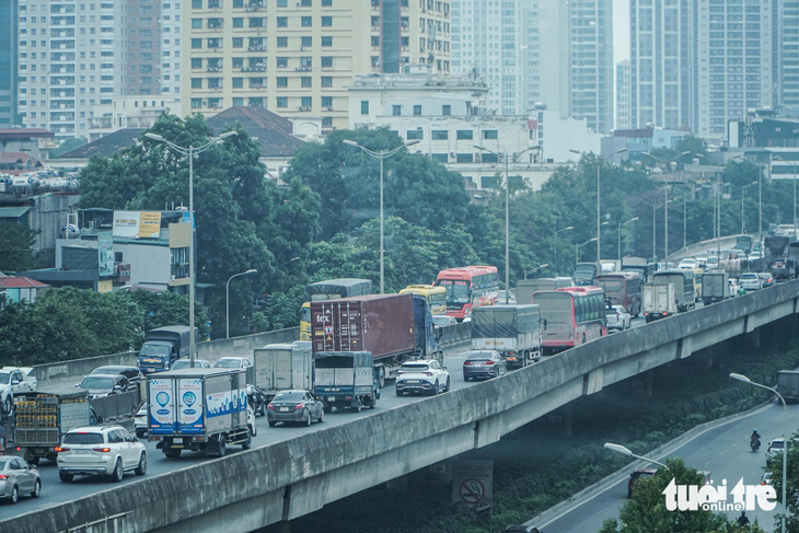 Đường vành đai hướng ra khỏi Hà Nội ùn tắc từ sáng tới chiều- Ảnh 9.