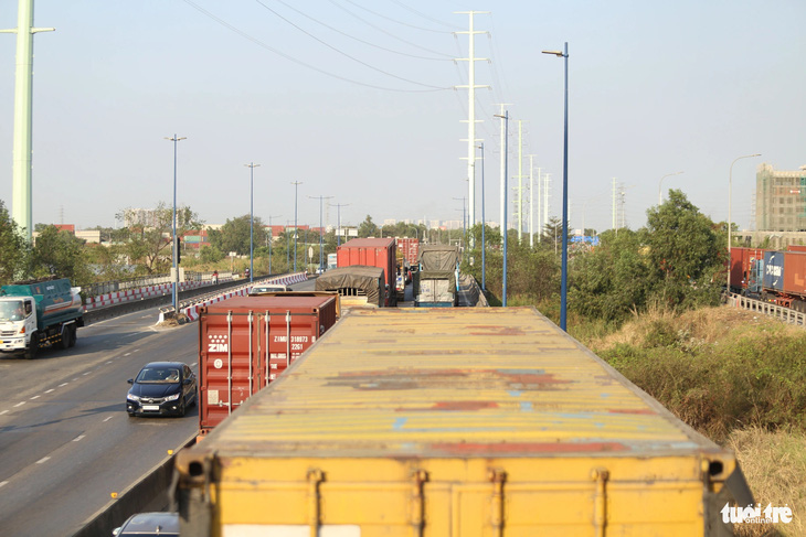 Hàng ngàn xe container, xe tải... vào cảng Phú Hữu bằng đường Võ Chí Công ùn tắc nghiêm trọng - Ảnh: MINH HÒA