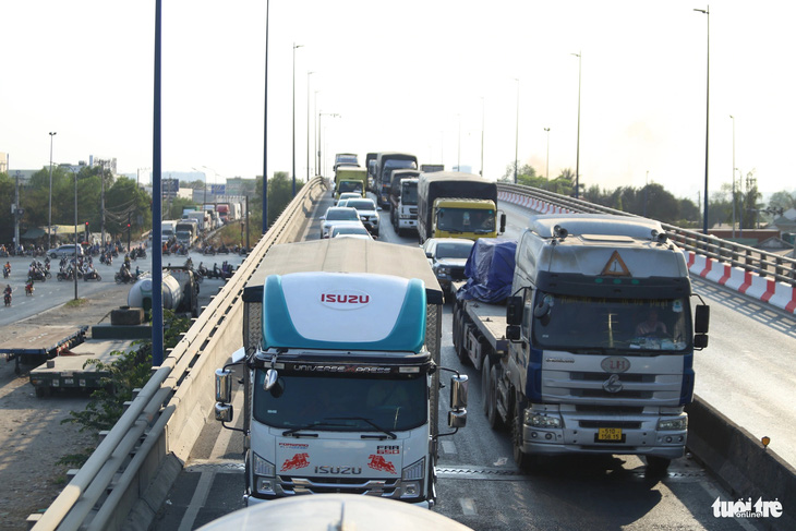 Hàng ngàn xe chạy trên đường Võ Chí Công, hướng từ quận 7 sang TP Thủ Đức để vào cảng Phú Hữu cũng kẹt cứng - Ảnh: MINH HÒA