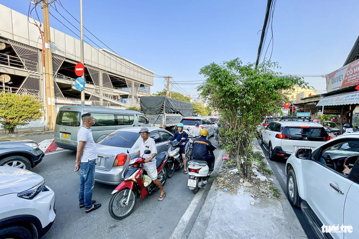 Do kẹt xe nghiêm trọng, một số người đi xe máy liều mình chạy ngược chiều trong làn ô tô để vượt qua đoạn kẹt - Ảnh: CHÂU TUẤN