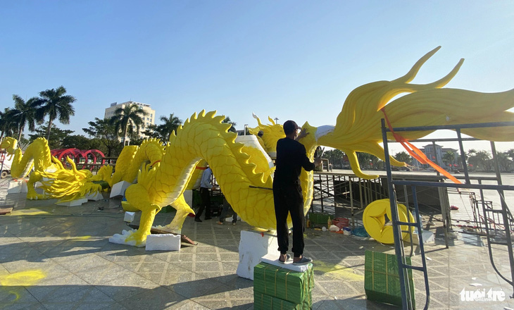 Công nhân đang hoàn chỉnh cặp linh vật rồng ở quảng trường 24-3 Tam Kỳ - Ảnh: LÊ TRUNG