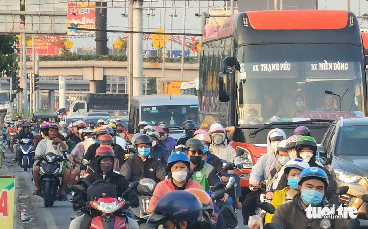 Đông nghịt xe cộ chạy trên quốc lộ (huyện Bình Chánh) vào khoảng 17h15 ngày 3-2 - Ảnh: NGỌC KHẢI