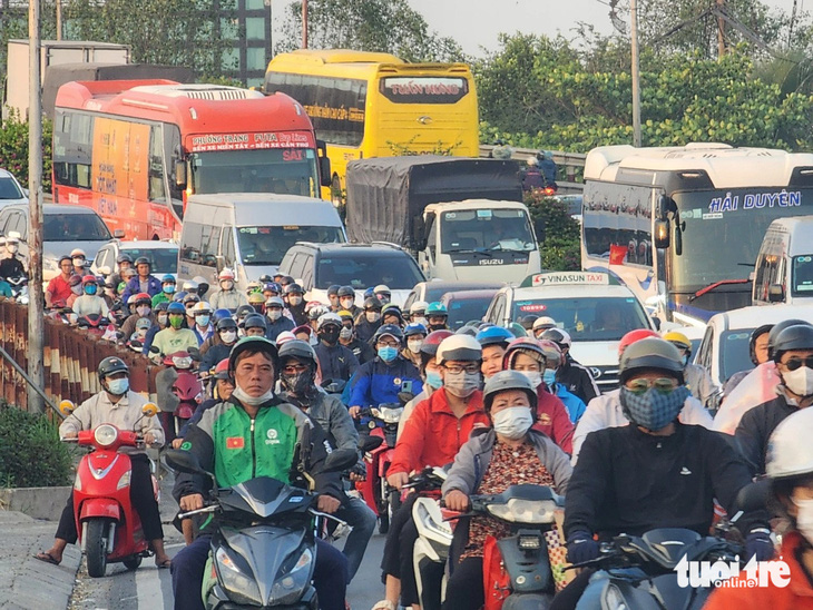 Đông nghịt xe cộ di chuyển chậm qua cầu Bình Điền (huyện Bình Chánh) vào khoảng 17h20 ngày 3-2 - Ảnh: NGỌC KHẢI